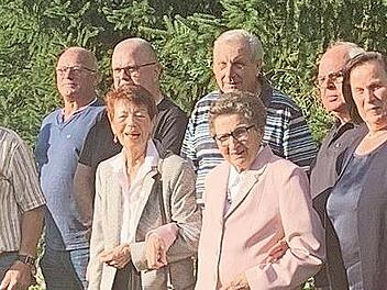 Bei der Ehrung, von links: Vorsitzender Albert Tornau, Gerhard Schmauser, Hans-Heinrich Köhlerschmidt, Reinhard Wiessner, Elsa Kranke, Wolfgang Ofen, Anna Schmid, Heinz Sonntag, Kreisvorsitzende Erika Jäger und Bürgermeister Mario Wolff