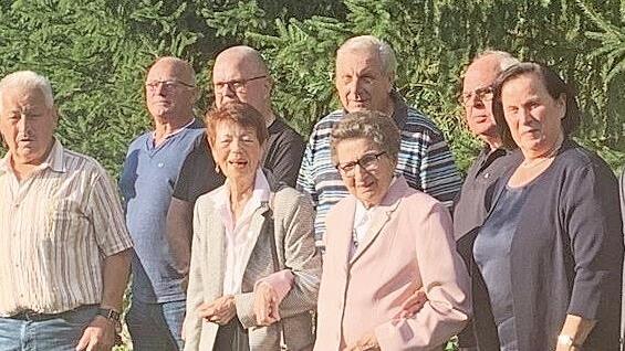 Bei der Ehrung, von links: Vorsitzender Albert Tornau, Gerhard Schmauser, Hans-Heinrich Köhlerschmidt, Reinhard Wiessner, Elsa Kranke, Wolfgang Ofen, Anna Schmid, Heinz Sonntag, Kreisvorsitzende Erika Jäger und Bürgermeister Mario Wolff