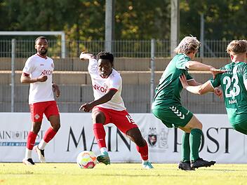Fabrice Montcheu (links) von den Würzburger Kickers beobachtet Teamkollege Benjika Caciel, der im Toto-Pokal beim TSV Großbardorf zum Ausgleich traf und hier von Luca Binder (zweiter von rechts) und Robin Zeitler (ganz rechts) . Am Ende setzten si...