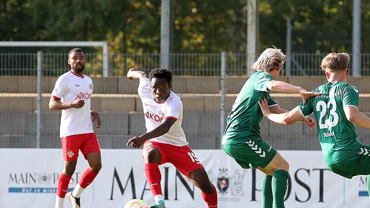 Fabrice Montcheu (links) von den Würzburger Kickers beobachtet Teamkollege Benjika Caciel, der im Toto-Pokal beim TSV Großbardorf zum Ausgleich traf und hier von Luca Binder (zweiter von rechts) und Robin Zeitler (ganz rechts) . Am Ende setzten si...