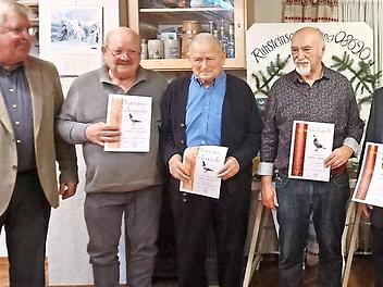 Zweiter Bürgermeister Andreas Schneiderbanger (v.l.) nahm Ehrungen bei den „Ruhsteinseglern“ in Ebing vor: Friedolin Horcher, Josef Dinkel, Alfons Ambros und Günter Ambros.