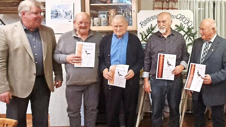 Zweiter Bürgermeister Andreas Schneiderbanger (v.l.) nahm Ehrungen bei den „Ruhsteinseglern“ in Ebing vor: Friedolin Horcher, Josef Dinkel, Alfons Ambros und Günter Ambros.