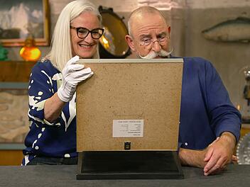 "Unvorteilhaft" fand Horst Lichter ein "Bares f&uuml;r Rares"-Objekt, f&uuml;r das Experin Friederike Werner mehr Sinn hatte.