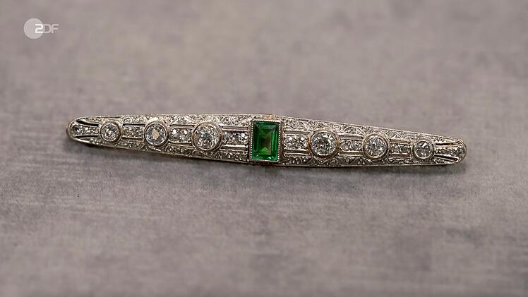 Als weiteres Objekt der Sendung begeisterte eine Stabbrosche. Wendela Horz war vor allem vom Smaragd sehr angetan und datierte das St&uuml;ck aus 585er Gold mit Diamanten auf etwa 1920. Statt der gew&uuml;nschten 600 Euro taxierte sie 700 bis 900 Euro. An der H&auml;ndlertheke kam der "zeitlose Schmuck" bestens an und Elke Velten zahlte sogar 950 Euro.