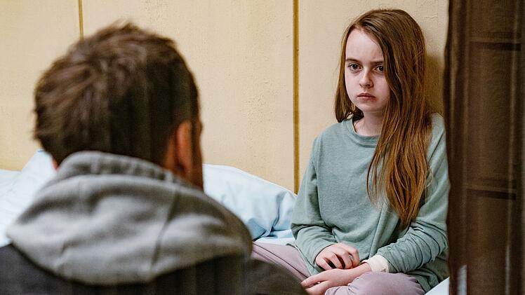 Martin Schwartz (Lucas Gregorowicz) versucht, das Vertrauen der kleinen Anouk (Annalee Ranft) zu gewinnen.