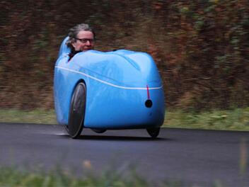 Ymte Sübrandy testet mit seinem Velomobil die Strecke zwischen Elfershausen und Aura. Foto: Gerd Schaar