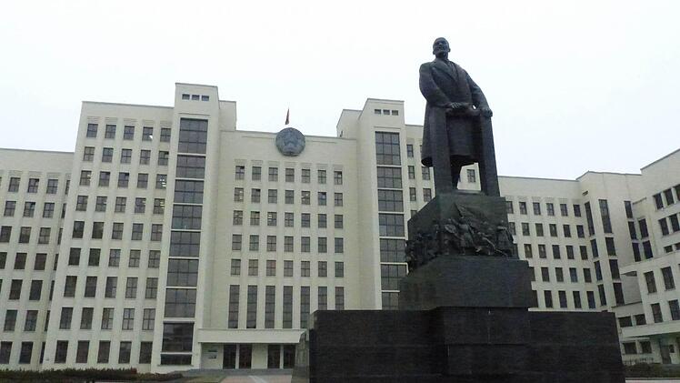 Im Zeichen Lenins: Der russische Revolutionär wacht direkt vor dem Parlamentsgebäude in der weißrussischen Hauptstadt Minsk.