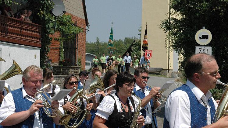 Mit Musik und Fahnen schlängelte sich der Umzug durch die Straßen von Rothhausen. Foto: Daniel Wiener