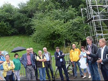 Im Zollbühlweg besichtigten die Ausschussmitglieder den Standort des geplanten Bauvorhabens einer Wohnanlage mit 16 Wohneinheiten. Das Gerüst im Hintergrund demonstriert die Gesamtbauhöhe von 8,45 Meter. Rechts vorne Bürgermeister Wolfgang Beiergrölein mit Stadtplaner Daniel Gerber. Foto: Karl-Heinz Hofmann
