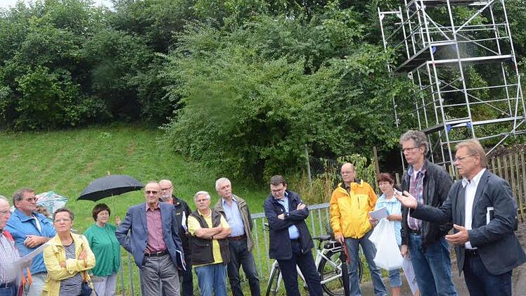 Im Zollbühlweg besichtigten die Ausschussmitglieder den Standort des geplanten Bauvorhabens einer Wohnanlage mit 16 Wohneinheiten. Das Gerüst im Hintergrund demonstriert die Gesamtbauhöhe von 8,45 Meter. Rechts vorne Bürgermeister Wolfgang Beiergrölein mit Stadtplaner Daniel Gerber. Foto: Karl-Heinz Hofmann