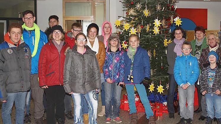 Mit einer Feierstunde im Foyer der Sparkasse, die Jugendliche des Wohnheims St. Michael mit einigen Liedern umrahmte, wurde die Hilfsaktion "Weihnachten für andere" unter dem Motto "Pflücken Sie einen Wunschstern vom Weihnachtsbaum" eröffnet.
