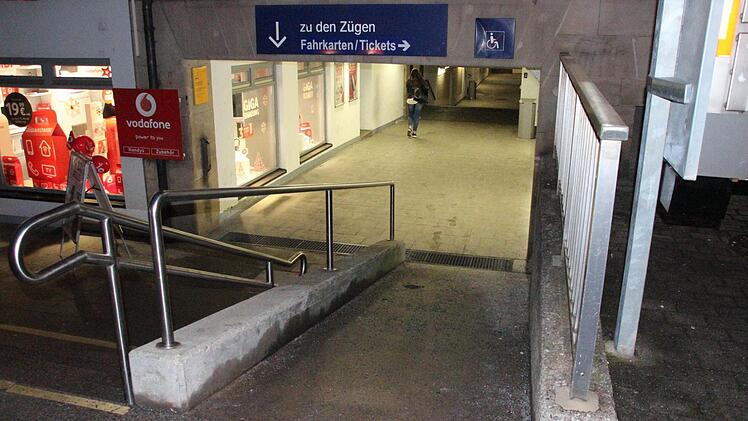 Vom Bahnhofsvorplatz zur Unterführung gibt es eine Rampe, weiter hinten jedoch stören Treppen. Foto: Friedwald Schedel