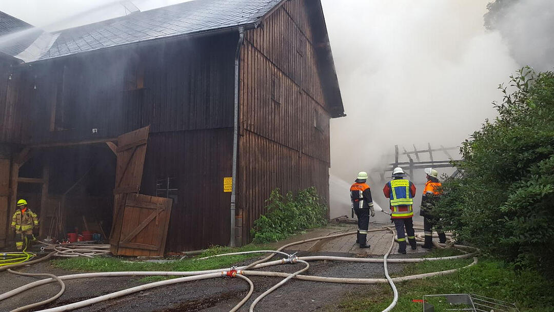 Landwirtschaftliches Gebäude in Brand - Vorab ging Gewitter über der Region nieder – Feuerwehr mit Großaufgebot vor Ort