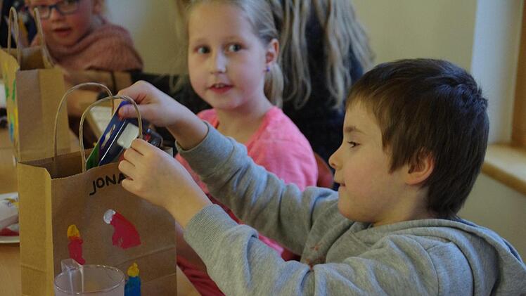 Der Nikolaus besuchte die Petra-Döring-Schule in Kronach. Foto: Marco Meißner