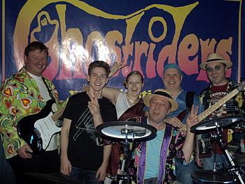 Die Band "Ghostriders" zusammen mit dem neuen Bassgitarristen und Sänger Simon Schnabrich (Zweiter von links)Susanne Deuerling