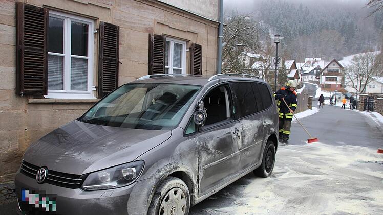 Die linke Seite des VW Touran ist gezeichnet. Die Frau erlitt Gott sei Dank nur leichtere Schnittverletzungen, das Kind blieb unverletzt. Foto: Andreas Schmitt
