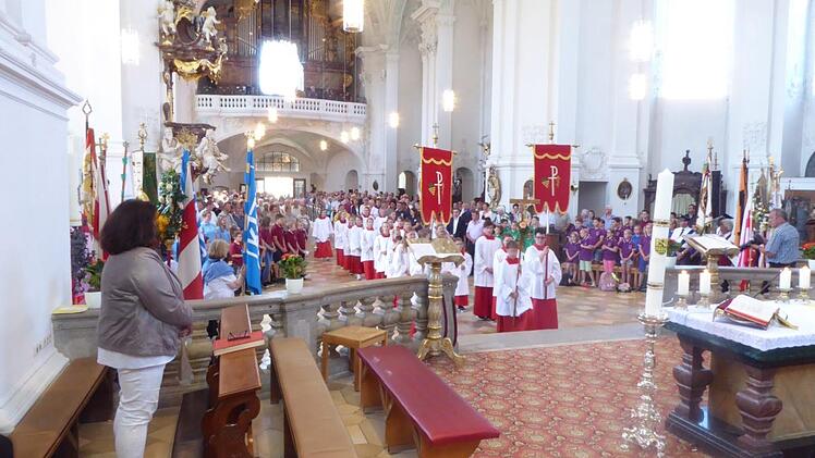 Die große Ministrantenschar zieht in die Basilika ein. Foto: Thomas Weichert