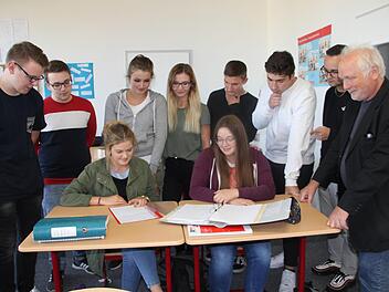 Sie sind glücklich in ihren neuen Räumen im Loewe Campus: die Schüler der elften Klasse mit Schulleiter Hubert Sendl. Foto: Veronika Schadeck