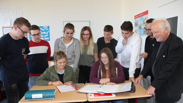 Sie sind glücklich in ihren neuen Räumen im Loewe Campus: die Schüler der elften Klasse mit Schulleiter Hubert Sendl. Foto: Veronika Schadeck