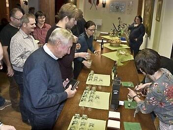 Zum Vortrag passend, gab es eine Probe des irischen Whiskeys. Foto: Gerold Snater
