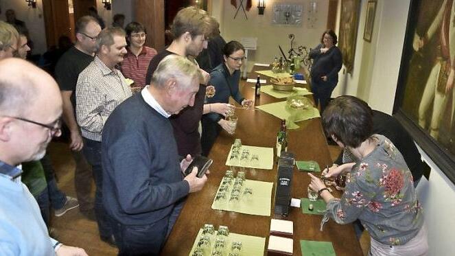 Zum Vortrag passend, gab es eine Probe des irischen Whiskeys. Foto: Gerold Snater