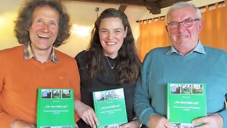 Autor Hubert Kolling (links) stellte das Buch gemeinsam mit der Vorsitzenden des Gartenbauvereins, Sabine Wolfram, und Dieter Lorenz von den Geschichtsfreunden vor.