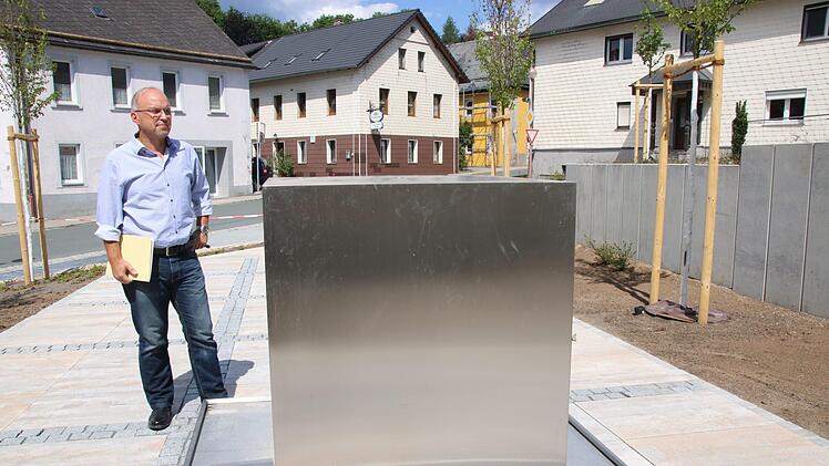 Ein moderner Brunnen aus Edelstahl bildet einen interessanten Blickfang auf dem Floriansplatz, erklärt Bauamtsleiter Roland Tiroch.  Foto: Jürgen Gärtner