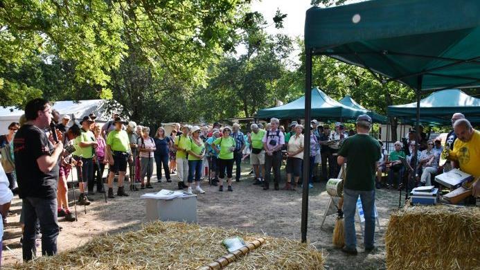 Am Samstagmorgen eröffnete Bürgermeister Jürgen Heusinger (links) den 10. Rhöner Wandertag am Badesee in Sulzfeld. Gleichzeitig wurde das 50-jährige Bestehen des Badesees gefeiert.
