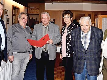 Die Ehrennadel und eine Ehrenurkunde der SPD durfte Dietmar Meisel f&uuml;r seine 50-j&auml;hrige Mitgliedschaft entgegennehmen; die Verleihung nahmen (von links) Bundestagsabgeordneter Andreas Schwarz und SPD-Ortsvereinsvorsitzender Harald Zeulner im Beisein von Susann Biedefeld, Otto Schuhmann und der stellvertretenden Vorsitzenden des SPD-Ortsvereins von Hochstadt, Elisabeth Zeulner, vor. Foto: Dieter Radziej