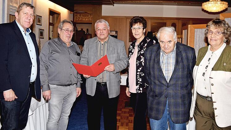 Die Ehrennadel und eine Ehrenurkunde der SPD durfte Dietmar Meisel f&uuml;r seine 50-j&auml;hrige Mitgliedschaft entgegennehmen; die Verleihung nahmen (von links) Bundestagsabgeordneter Andreas Schwarz und SPD-Ortsvereinsvorsitzender Harald Zeulner im Beisein von Susann Biedefeld, Otto Schuhmann und der stellvertretenden Vorsitzenden des SPD-Ortsvereins von Hochstadt, Elisabeth Zeulner, vor. Foto: Dieter Radziej