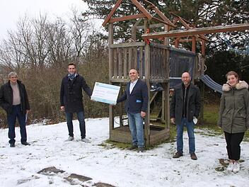 Klaus Lück (links) und Micha Strauß (2. von links) vom Lions Club Schweinfurt überreichten den Spendenscheck in Höhe von 1750 Euro an die Vertreter des Münnerstädter Kinderhauses, an Hausleiter Martin Weissenberger (Mitte), Karlheinz Friedel und Nicole Taubmann). Foto: Heike Beudert
