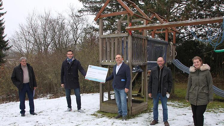 Klaus Lück (links) und Micha Strauß (2. von links) vom Lions Club Schweinfurt überreichten den Spendenscheck in Höhe von 1750 Euro an die Vertreter des Münnerstädter Kinderhauses, an Hausleiter Martin Weissenberger (Mitte), Karlheinz Friedel und Nicole Taubmann). Foto: Heike Beudert