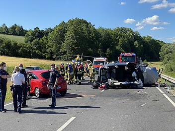 Zu einem schweren Verkehrsunfall kam es auf der B279 zwischen Reckendorf und Reckenneusig im Landkreis Bamberg. Laut Polizei scherte eine 24-j&auml;hrige Autofahrerin am Montagnachmittag (21.06.2021) kurz vor 16 Uhr zum &Uuml;berholen eines Lkws aus.