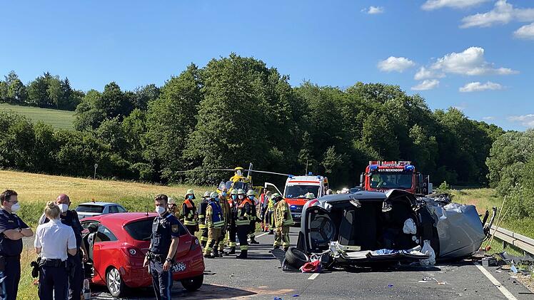 Zu einem schweren Verkehrsunfall kam es auf der B279 zwischen Reckendorf und Reckenneusig im Landkreis Bamberg. Laut Polizei scherte eine 24-j&auml;hrige Autofahrerin am Montagnachmittag (21.06.2021) kurz vor 16 Uhr zum &Uuml;berholen eines Lkws aus.