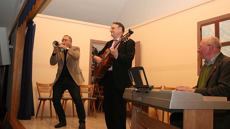 Martin Oberle, Landrat Irlinger und Thomas Fink am Klavier beim Karpfenlied. Foto Evi Seeger