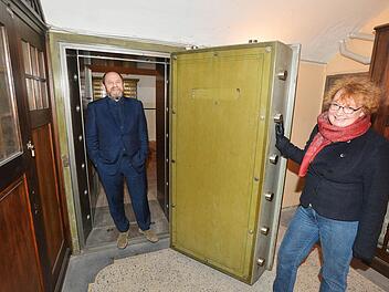 Alexander Ochs und Barbara Kahle, Vorsitzende des Kunstvereins, im Tresorraum der Villa Wassermann, einer der Ausstellungs-Stationen.Alle Fotos: Ronald Rinklef
