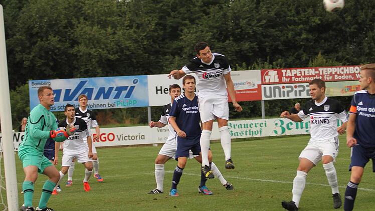 Der Sander Dominik Barth (Dritter von rechts) springt bei dieser Flanke zwar am höchsten, kann den Ball aber nicht im Gästetor unterbringen.