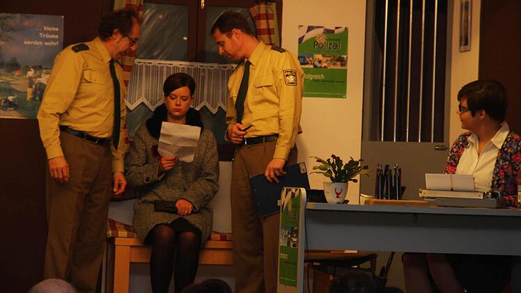 Oberwachtmeister . Heinz Wimpel (Michael Drummer), Molly Storch (Jennifer Nögel) und Oberwachtm. Ernst Huber (Gerhard Römer)