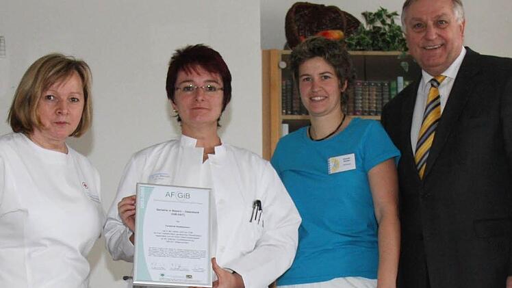 Die Geriatrie an der Fachklinik Stadtsteinach steht im bayerischen Durchschnitt sehr gut da. Über die 2010 dafür ausgestellte Urkunde freuen sich (von links) Pflegedienstleiterin Franziska Schlegel, Leitende Ärztin Dr. Ute Moreth und Simone Sünkel von der Geriatrie sowie der Geschäftsführer des Klinikums Kulmbach, Herbert Schmidt