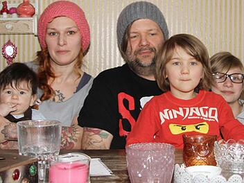 Klein-Frieder weiß die Gericht vom Papa noch nicht zu schätzen, aber der Rest der Familie Schneider um so mehr: Ehefrau Stefanie (32), Carlsson (5) und Emma (11) sind schon echte Feinschmecker. Fotos: Sonja Adam