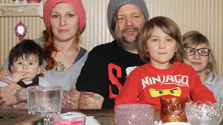 Klein-Frieder weiß die Gericht vom Papa noch nicht zu schätzen, aber der Rest der Familie Schneider um so mehr: Ehefrau Stefanie (32), Carlsson (5) und Emma (11) sind schon echte Feinschmecker. Fotos: Sonja Adam