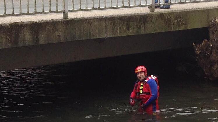 Strömungsretter Marco Dörfler sucht im Mühlbach unter der Brücke am Pörbitscher Weg nach einem Vermissten. Foto: privat