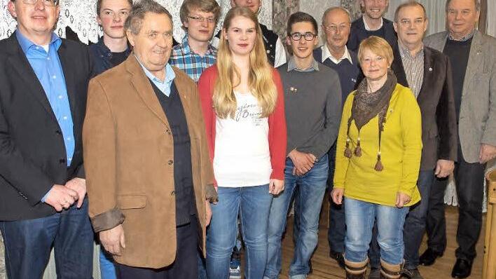 Martin Koslowsky (links) und Heinrich Ramming (rechts) sowie Bürgermeister Martin Bernreuther (hinten, Dritter von rechts) gratulierten den Geehrten zu zehn-, 25- beziehungsweise 50-jähriger Treue zum Musikverein Thurnau. Foto: Katharina Müller-Sanke