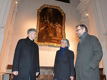Stephan Albrecht, Pfarrer Hans-Helmuth Schneider und Annegret Reither stehen vor dem Bild "Stephan vor dem Hohen Rat". Foto: Ronald Rinklef