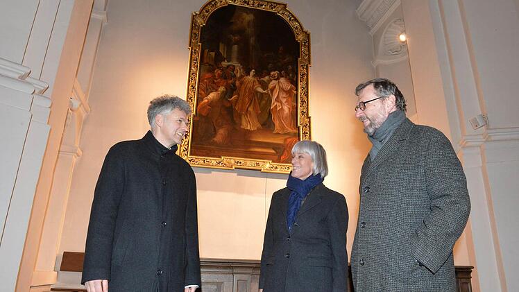 Stephan Albrecht, Pfarrer Hans-Helmuth Schneider und Annegret Reither stehen vor dem Bild "Stephan vor dem Hohen Rat". Foto: Ronald Rinklef