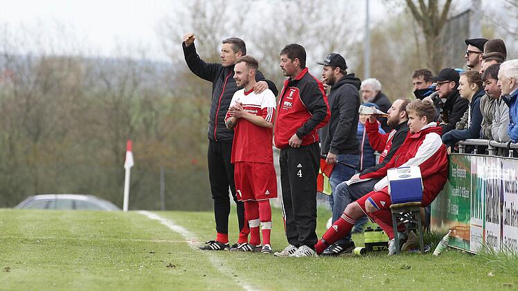 Einwechslung seines Spielers Dominik Grau durch den Schönbrunner Trainer Frank Herrmannsdörfer