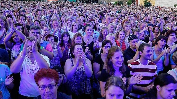 Über zweieinhalb Stunden lang gingen die Fans begeistert mit. Stimmten bei jedem Song ein und klatschten eifrig mit. Beste Stimmung mit toller Musik und bei bestem Wetter.