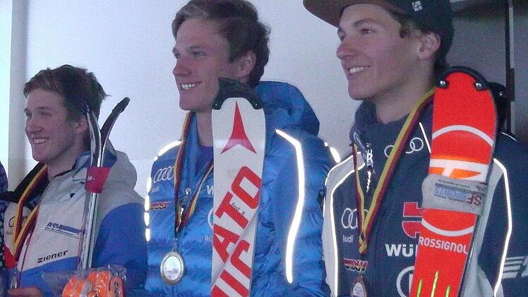 Der Deutsche Vizemeister Jacob Schramm (links) bei der Siegerehrung. Weiter nach rechts Sieger Roman Frost und der Drittplatzierte, Jonas Stockinger. Foto: privat