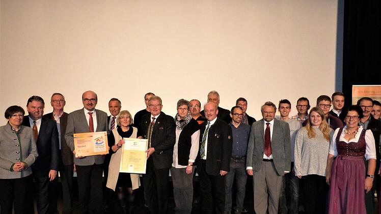 Die Gemeinde Harsdorf nimmt die Goldmedaille im Empfang: (von links) Regierungspräsidentin Heidrun Piwernetz, Landrat Klaus Peter Söllner, Altbürgermeister Alfred Baumgärtner, Zweiter Bürgermeister Manfred Zapf, Kreisvorsitzender Günter Reif, Vorsitzende Ulrike Puchta (Obst- und Gartenbauverein) und Bürgermeister Günther Hübner.Reißaus
