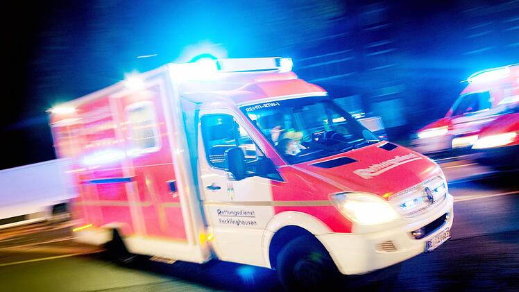 Mit schweren Verletzungen musste ein 16-J&auml;hriger nach einem Unfall auf der A3 im Kreis W&uuml;rzburg ins Krankenhaus gebracht werden. Symbolbild: Marcel Kusch/dpa